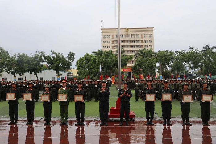 Nhiều cá nhân, tập thể xuất sắc trong công tác quản lý, huấn luyện, học tập, rèn luyện nhận Giấy khen của Bộ Tư lệnh Cảnh sát cơ động.