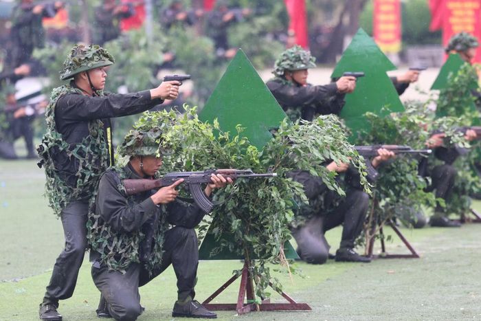 Nhiều loại vũ khí, công cụ hỗ trợ được các chiến sĩ mới sử dụng thành thạo sau khi hoàn thành khóa huấn luyện.