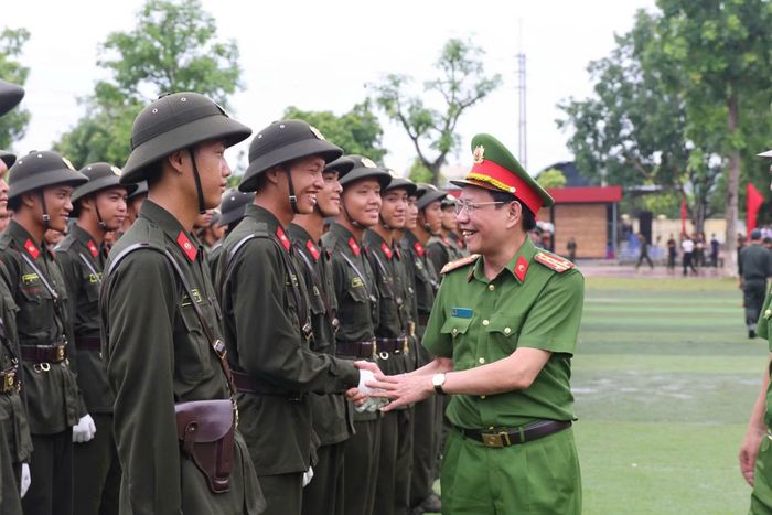 Đại tá Nguyễn Văn Trầm, Phó Tư lệnh Cảnh sát cơ động chúc mừng các chiến sĩ mới đã hoàn thành khóa huấn luyện tại Trung tâm Huấn luyện, bồi dưỡng nghiệp vụ và giáo dục nghề nghiệp số 1.