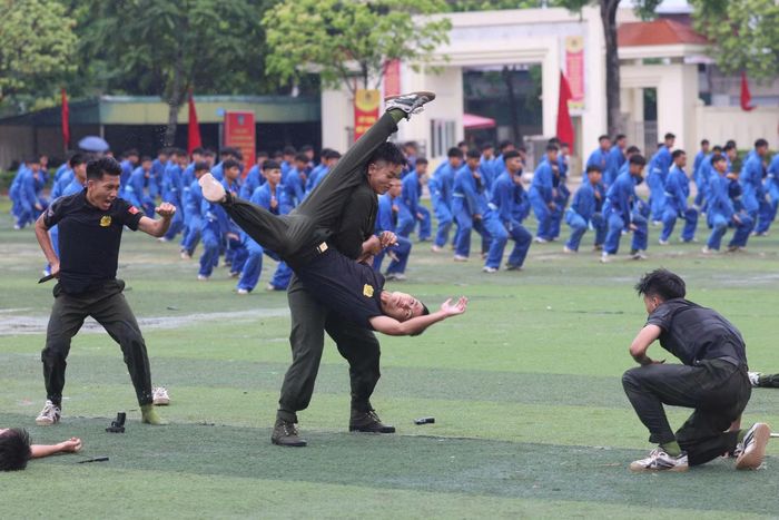 Các bài võ thuật, tình huống đối kháng được các chiến sĩ mới thực hiện trong nội dung báo cáo kết quả khóa huấn luyện.