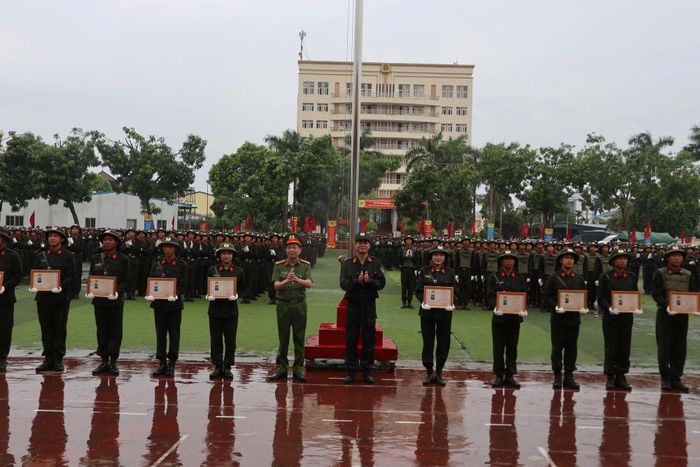 Đại tá Nguyễn Văn Trầm và Đại tá Lê Đình Luân, Giám đốc Trung tâm Huấn luyện, bồi dưỡng nghiệp vụ và giáo dục nghề nghiệp số 1 trao Chứng chỉ hoàn thành chương trình huấn luyện đầu khóa cho các chiến sĩ mới.