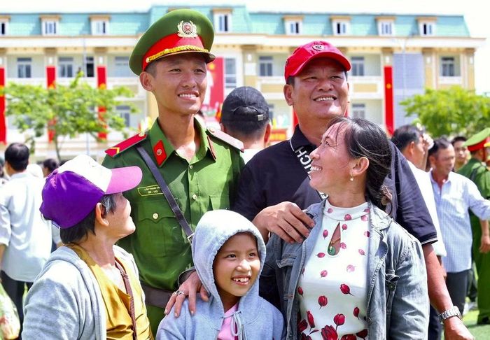 Niềm vui của chiến sĩ trẻ bên gia đình sau khóa huấn luyện.