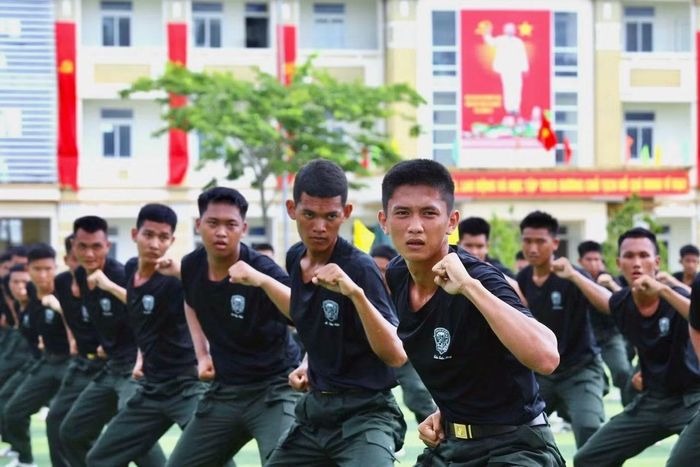 Những giọt mồ hôi rơi trên thao trường huấn luyện đã tạo ra những người lính CSCĐ rắn rỏi.