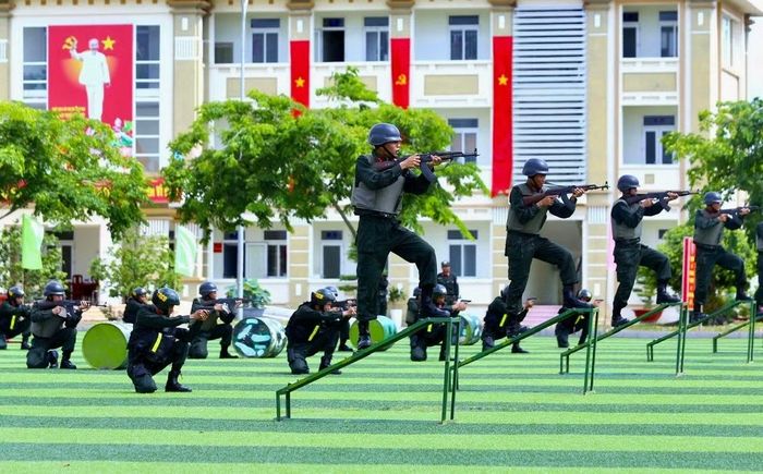 Chiến sĩ trẻ thực hiện các bài phối hợp trong phòng chống tội phạm.
