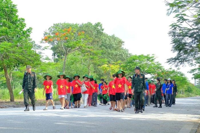 Các “chiến sĩ nhí” hào hứng tham quan khuôn viên rộng lớn của Trung tâm Đào tạo và Phát triển năng lực GGHB tại xã Hoàng Hoa Thám, tỉnh Hưng Yên.