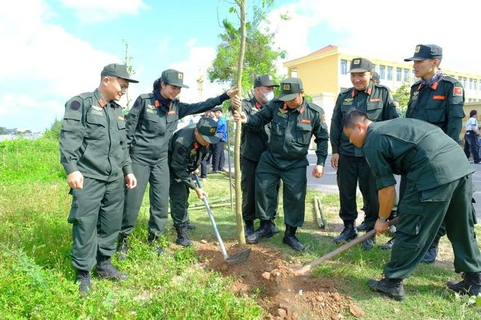 Các sĩ quan VNFPU1 tổ chức trồng và trao tặng hàng trăm cây xanh trên địa bàn xã Hưng Phú, tỉnh Hưng Yên.