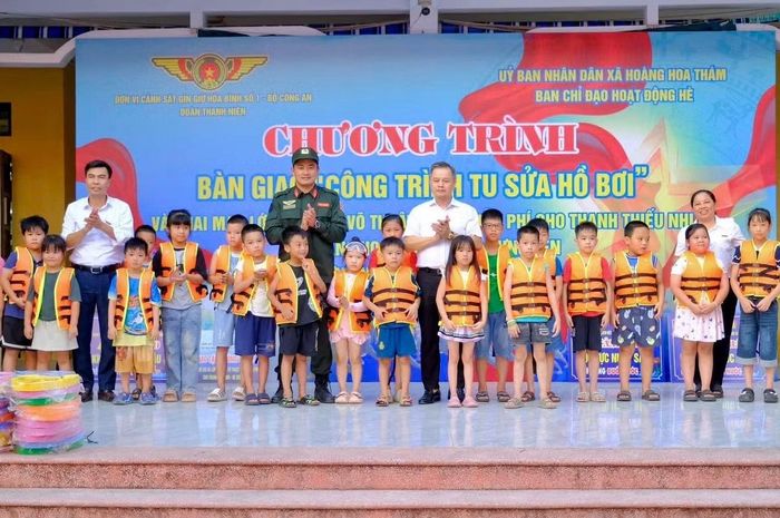 Trung tá Trần Trọng Nguyên, Phó Chỉ huy trưởng Đơn vị Cảnh sát GGHB số 1 thay mặt Đơn vị tặng áo phao cho các cháu thiếu nhi trước khi tham gia khóa học bơi.
