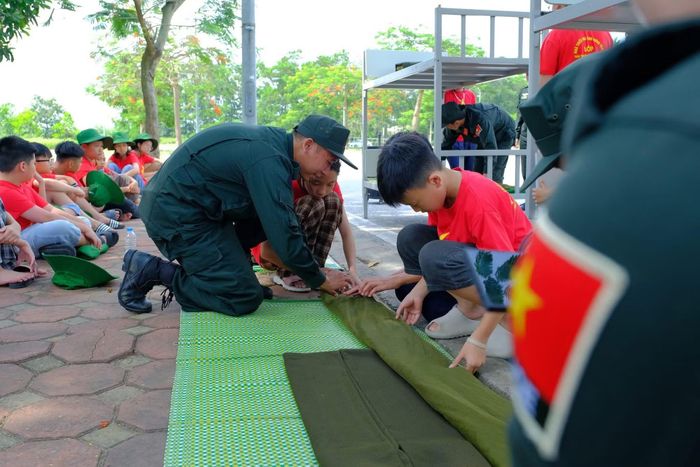 Các em thiếu nhi được thực hành điều lệnh, nội vụ, trải nghiệm kỹ năng sinh hoạt tập thể dưới sự hướng dẫn tận tình của các sĩ quan GGHB.