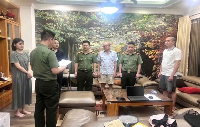 Cơ quan An ninh điều tra Công an tỉnh Lạng Sơn tống đạt quyết định khởi tố, lệnh tạm giam bị can đối với Trần Văn Quận, Giám đốc Công ty Cổ phần Đường Lâm để điều tra