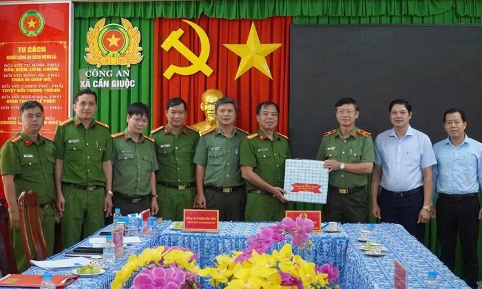 Thiếu tướng Vũ Như Hà - Giám đốc Công an tỉnh Tây Ninh tặng quà cho Công an xã Cần Giuộc về thành tích đấu tranh với tội phạm ma túy