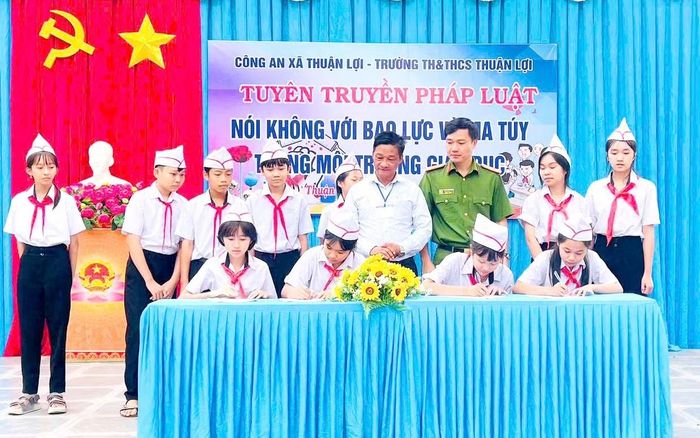 Công an xã Thuận Lợi tổ chức tuyên truyền pháp luật về ma túy đến tận trường học