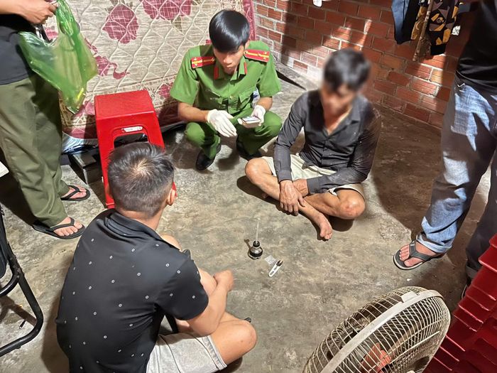 Công an xã Cần Đước bắt quả tang các đối tượng đang tổ chức sử dụng trái phép chất ma túy