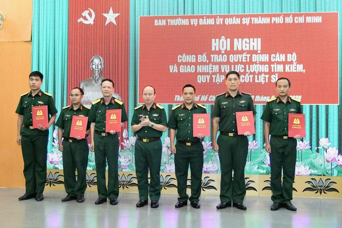 Đại tá Nguyễn Đình Chuẩn trao quyết định điều động, bổ nhiệm cho các đồng chí tham gia lực lượng tìm kiếm, quy tập hài cốt liệt sĩ.