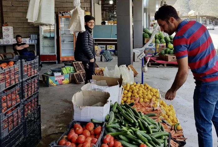 Một người đàn ông Iran đang đi chợ. Lạm phát khiến giá cả tiêu dùng tại nước này tăng vọt. Ảnh: Tehran Times