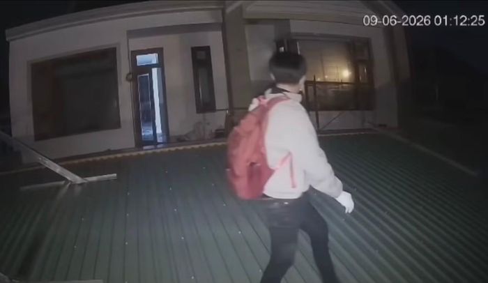 Đối tượng đột nhập tiệm vàng bằng cách trèo mái tôn trên lầu rồi xuống tầng trệt mở cửa vào khu vực kinh doanh vàng để trộm cắp.