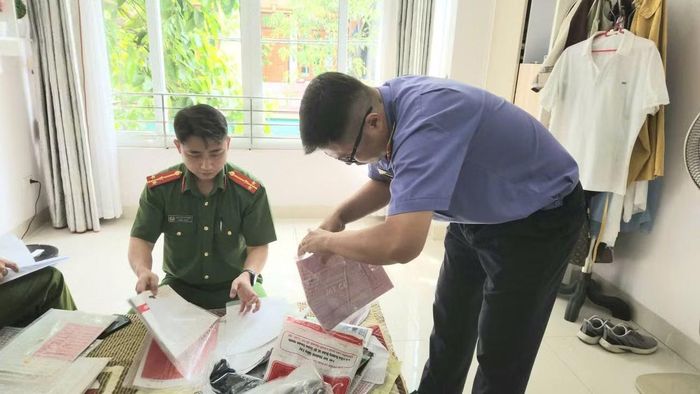  Cơ quan CSĐT thi hành Lệnh khám xét nơi ở của các đối tượng. 