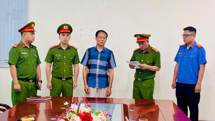 Cơ quan CSĐT thi hành Lệnh bắt bị can để tạm giam đối với Phạm Văn Viết.