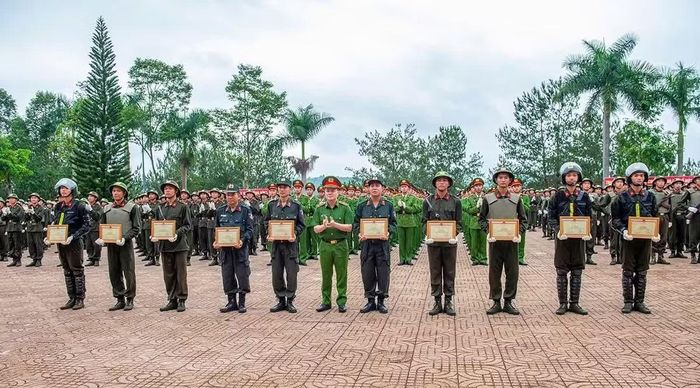 Trung tướng Nguyễn Ngọc Vân tư lệnh cảnh sát cơ động tặng giấy khen cho tập thể và cá nhân.