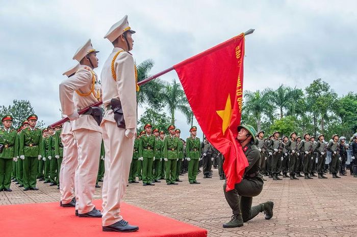 Trước Quân kỳ CAND, Binh nhì Nguyễn Viết Thành đại diện 2.031 chiến sĩ đã đọc lời tuyên thệ, thể hiện quyết tâm tuyệt đối trung thành với Tổ quốc, với Đảng, Nhà nước và nhân dân. 