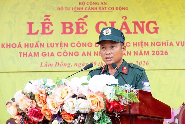  Thượng tá Dương Văn Thế - Phó Trung đoàn trưởng báo cáo kết quả huấn luyện của chiến sĩ mới. 
