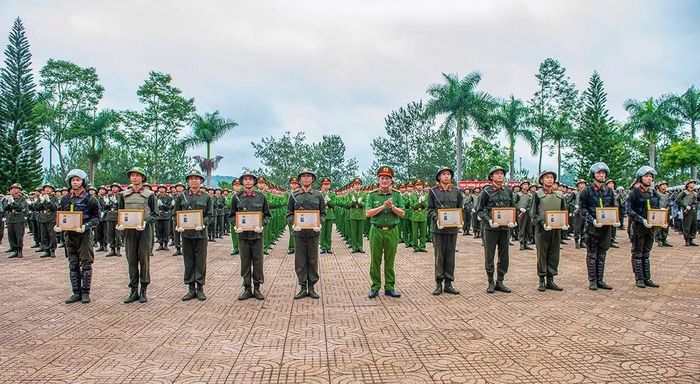 Đại tá Diêm Công Toàn Trung đoàn trưởng trao chứng chỉ hoàn thành chương trình huấn luyện chiến sỹ mới