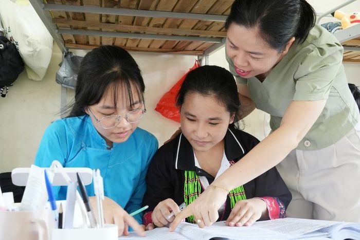 Các thầy cô giáo Trường PTDT Nội trú THCS và THPT tỉnh (xã Tiên Yên) thường xuyên ôn tập thêm kiến thức và động viên tinh thần các em học sinh tham gia Kỳ thi tốt nghiệp THPT. Ảnh: BQN