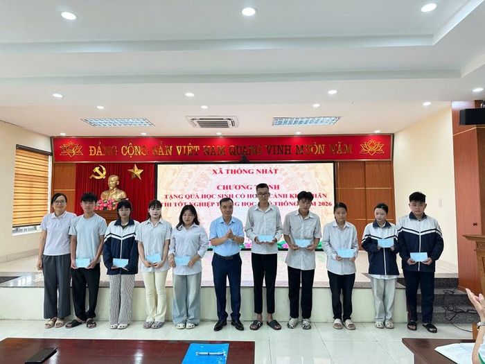 Lãnh đạo xã Thống Nhất trao quà hỗ trợ cho 9 em học sinh có hoàn cảnh khó khăn của Trường THPT Thống Nhất. Ảnh: BQN