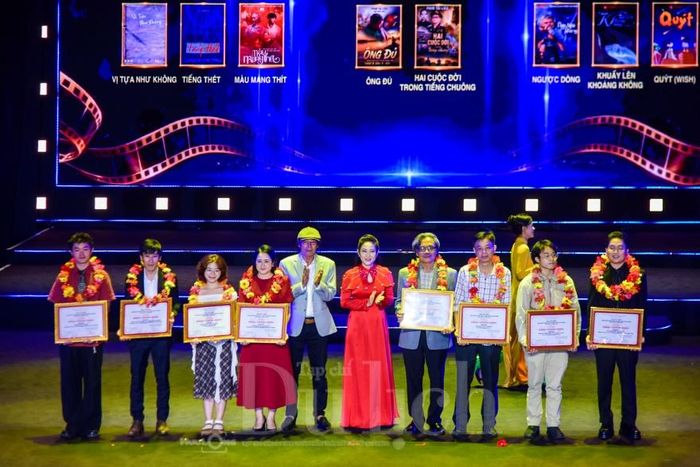 Các đại biểu trao Giải Ba cho các tác phẩm đoạt giải.