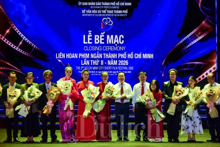 Trao hoa tri ân các giám khảo, nhà đồng hành... Liên hoan phim ngắn TP.HCM.