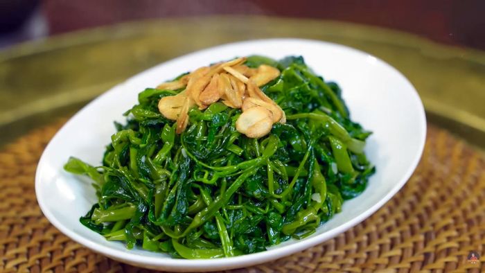 Rau muống xào tỏi của Việt Nam xếp hạng 3 trong danh sách 54 món ăn kèm ngon nhất Đông Nam Á của TasteAtlas.
