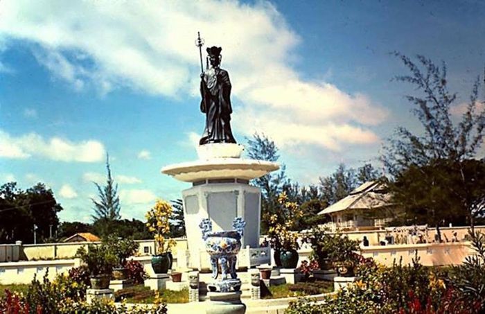 Tuy nhiên, ít ai biết rằng, dưới những tán cây xanh mướt và lối đi rợp bóng mát ngày nay, từng là khu vực nghĩa địa Chí Hòa trước đây.
