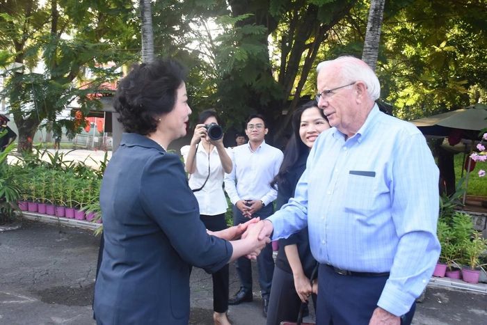 Ông Robert Ambrose Connor, cựu binh thuộc Sư đoàn Bộ binh 25 của quân đội Hoa Kỳ, từ Mỹ trở lại Việt Nam mang theo những bức ảnh màu đã ngả màu thời gian