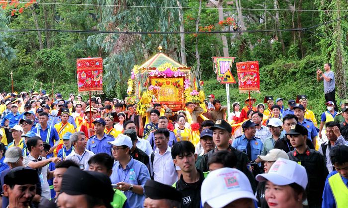 Lễ hội này giữ một vai trò quan trọng, trong đời sống văn hóa tinh thần của người dân An Giang, chứa đựng những giá trị lịch sử - văn hóa đặc trưng trong dòng chảy văn hóa Nam Bộ. Bản sắc văn hóa trong Lễ hội được cộng đồng duy trì, thực hành, trao truyền, từ thế hệ này sang thế hệ khác, có tính lan tỏa mạnh mẽ trong đời sống văn hóa tâm linh.