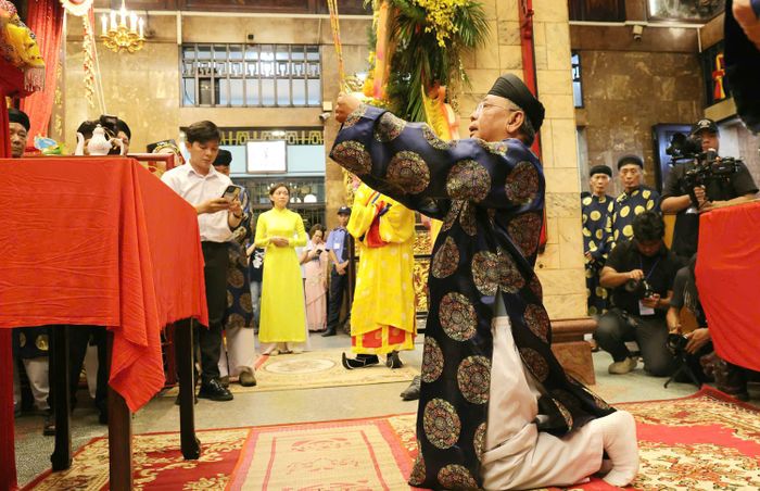 Trước khi diễn ra Lễ tắm Bà, các đại biểu và người dân, du khách xung quanh được Ban Tổ chức giới thiệu lịch sử Miếu Bà Chúa Xứa Núi Sam. Ban Tổ chức sau đó thực hiện nghi thức tiếp nhang, đọc văn khấn, dâng trà, nguyện hương…