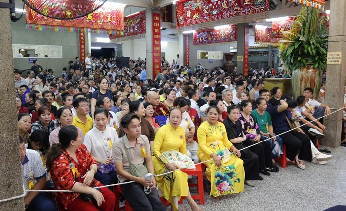 Hàng nghìn người dân đến khu vực Miếu Bà để chờ một trong những thời khắc quan trọng của Lễ hội Vía Bà Chúa Xứ Núi Sam năm 2026 - Di sản văn hóa phi vật thể đại diện của nhân loại.