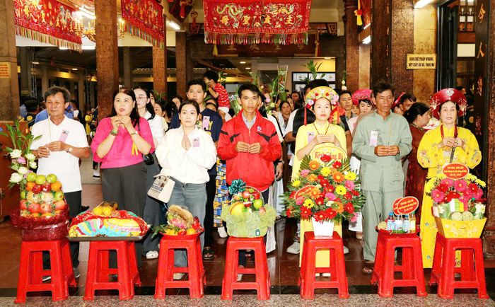 Lúc 24h ngày 8/6 đến gần 1h ngày 9/6, tại Miếu Bà Chúa Xứ Núi Sam (phường Vĩnh Tế, tỉnh An Giang) diễn ra Lễ tắm Bà trong không gian linh thiêng và trang nghiêm.