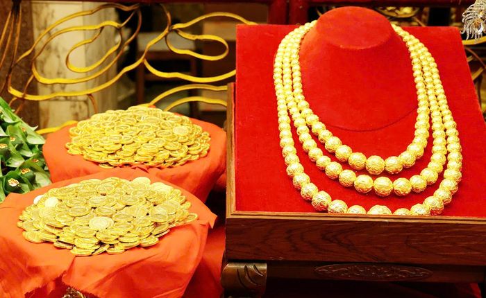 Cận cảnh mão, áo, nữ trang của Bà Chúa Xứ Núi Sam. Trong đó, đặc biệt là sợi chuỗi 162 lượng vàng.