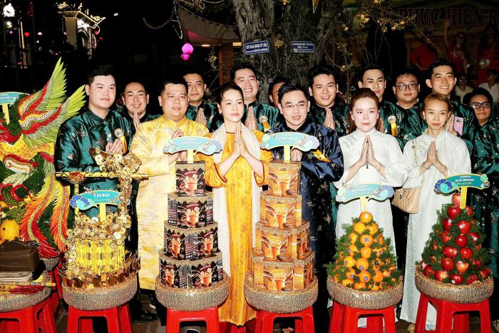 Bức màn nhung đỏ được kéo kín khu vực thờ tự để mở đầu nghi thức tắm tượng Bà. Nước tắm Bà được nấu từ 9 loại hoa, được chuẩn bị từ sáng 8/6. Gần một giờ sau, bức màn nhung đỏ được mở ra trong sự chờ đợi hoan hỉ của người dân và du khách.
