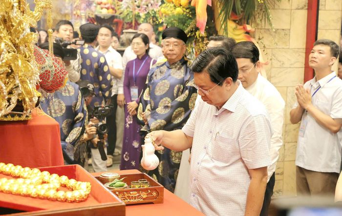 Ông Nguyễn Tiến Hải, Bí thư Tỉnh ủy An Giang đã dâng trà và cùng các đại biểu dâng hương lên Thánh Mẫu.