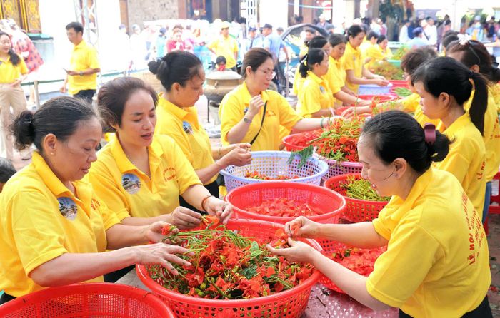 Một ngày trước, hơn 100 người dân đến từ các đoàn công quả trên địa đã chuẩn bị nước lọc rồi rửa và tách 9 loại hoa đưa vào các nồi đồng để nấu nước tắm Bà. Nước nấu từ hoa sen, điệp, cúc, phượng, lài, hồng… được lọc lọc sạch, để nguội và bịt kín bằng vải đỏ để tắm Bà vào đêm kết thúc Lễ hội.