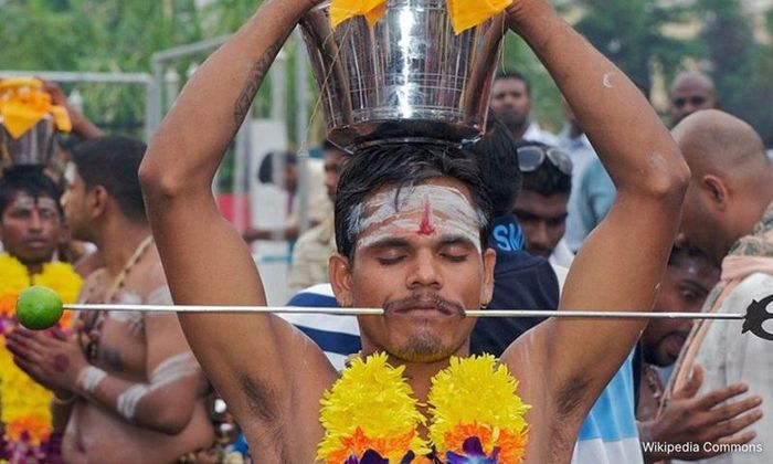 Một người đàn ông thực hành nghi lễ xỏ khuyên trong lễ Thaipusam năm 2025