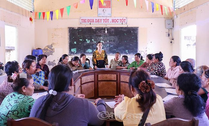 Các cấp Hội LHPN thường xuyên tuyên truyền, khuyến khích hội viên phụ nữ chủ động học tập, nâng cao kiến thức đời sống và kỹ năng số trong các buổi sinh hoạt chi, tổ hội. (Trong ảnh: Chị Ngô Thị Bích Loan trao đổi với hội viên khóm Biển Đông A về kiến thức sản xuất, chính sách an sinh xã hội và kỹ năng số).