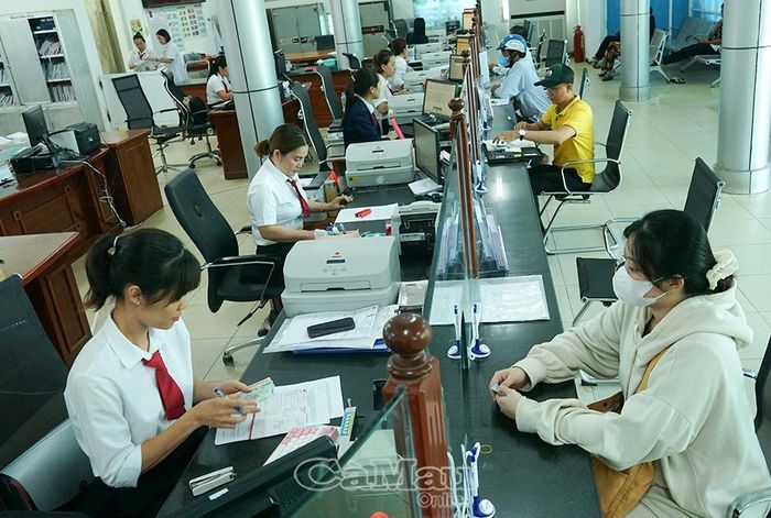 Người dân giao dịch tại Agribank Xã Trần Văn Thời.