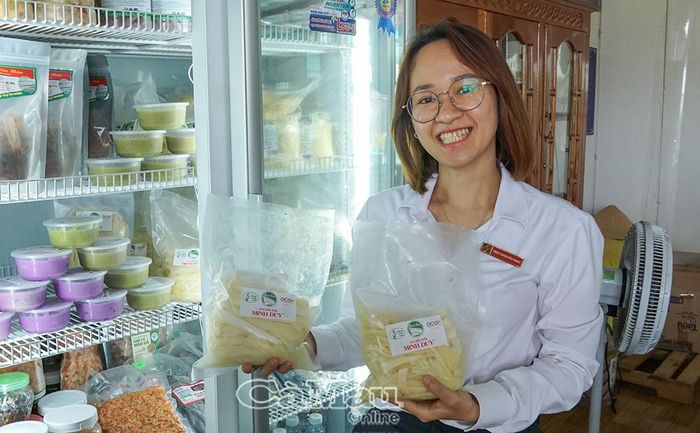 Nhân viên Agrribank Cà Mau tham quan các sản phẩm của Hợp tác xã Bồn bồn Minh Duy (xã Hưng Mỹ).