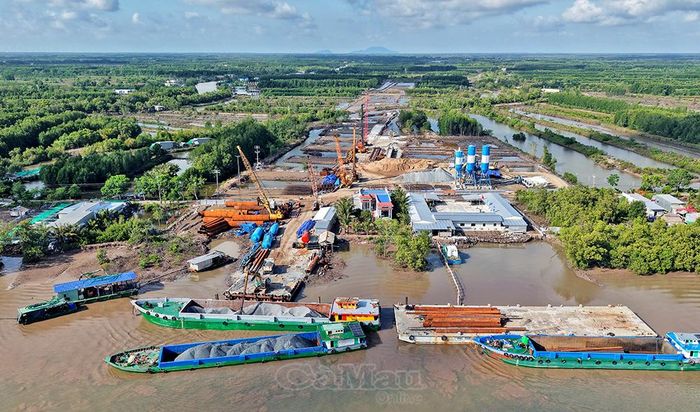 Từ dự án xây dựng cầu Cửa Lớn đã nhìn thấy cụm đảo Hòn Khoai. Trên hành trình qua cầu Cửa Lớn, du khách sẽ được thưởng ngoạn cảnh sắc tuyệt đẹp của hệ sinh thái vùng ngập mặn - bức tranh thiên nhiên giao hòa giữa đất và trời, giữa rừng và biển.