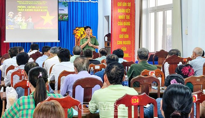 Thượng tá Trần Duy Kiên, Phó Trưởng phòng Phòng An ninh mạng và phòng, chống tội phạm sử dụng công nghệ cao (Công an tỉnh Cà Mau), triển khai chuyên đề phòng, chống lừa đảo trên không gian mạng. 