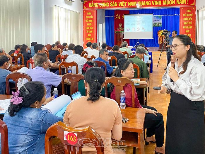 Bà Hứa Thị Nguyên, Phó Trưởng phòng Phổ biến, giáo dục pháp luật (Sở Tư pháp), triển khai chuyên đề về hụi và các quy định pháp luật liên quan đến hụi