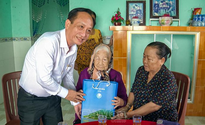 Trước buổi làm việc, Phó Bí thư Tỉnh ủy, Chủ tịch HĐND tỉnh Phạm Văn Thiều đến thăm, tặng quà bà Nguyễn Thị Bình, nguyên Ủy viên Ban Thường vụ Tỉnh ủy, nguyên Chủ tịch Hội Liên hiệp Phụ nữ tỉnh Minh Hải, 100 tuổi đời, 75 năm tuổi Đảng, ngụ ấp Chợ Thủ A, xã Tân Ân. 