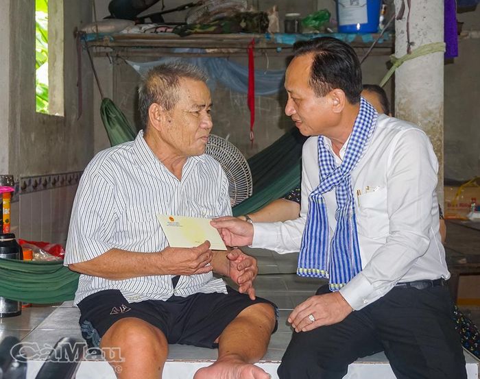 Phó Bí thư Tỉnh ủy, Chủ tịch HĐND tỉnh Phạm Văn Thiều thăm và tặng quà thương binh Huỳnh Thanh Trì, ngụ ấp Chợ Thủ A, xã Tân Ân.