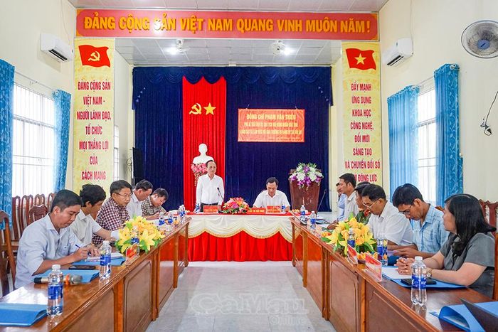 Phó Bí thư Tỉnh ủy, Chủ tịch HĐND tỉnh Phạm Văn Thiều làm việc với Ban Thường vụ Đảng ủy xã Tân Ân.